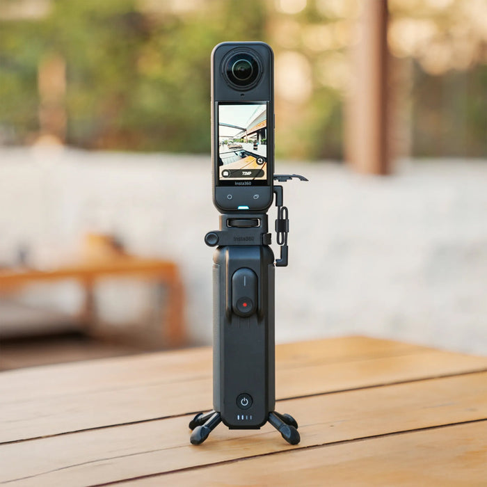 Insta360 FOMO Power Handle with built-in 6100mAh battery, foldable design, detachable mini remote, and lens protection for extended 360° camera recording.