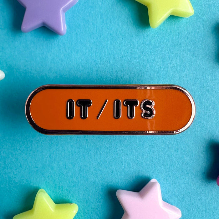 It/Its Pronoun Plaque Enamel Pin