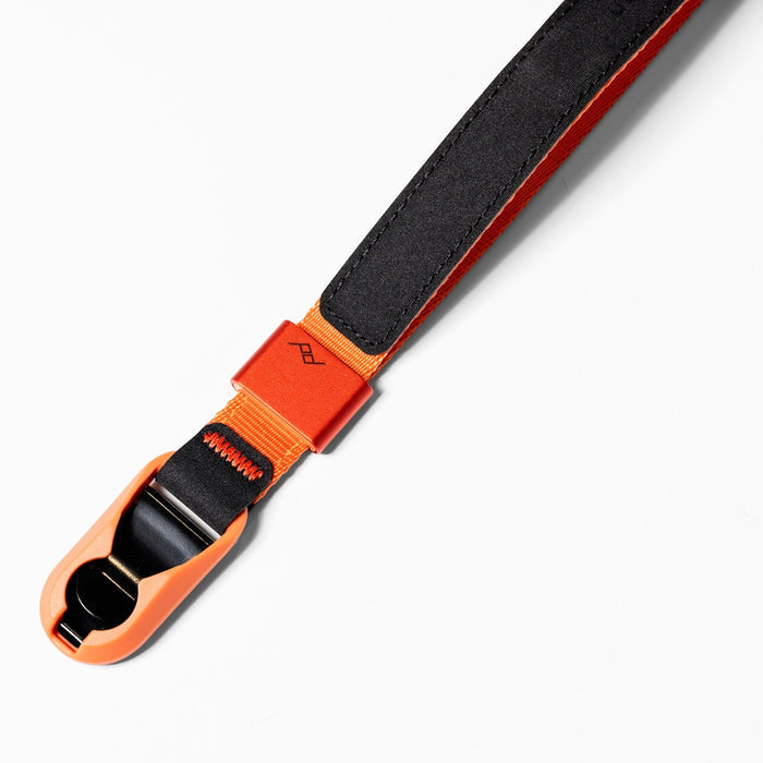 Secure your camera with the Peak Design Cuff Wrist Strap, featuring an Anchor Link system, auto-tightening loop and 20–29 cm adjustable fit. Strong to 90 kg.