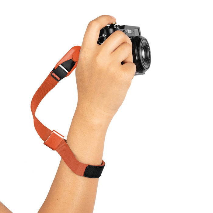 Secure your camera with the Peak Design Cuff Wrist Strap, featuring an Anchor Link system, auto-tightening loop and 20–29 cm adjustable fit. Strong to 90 kg.