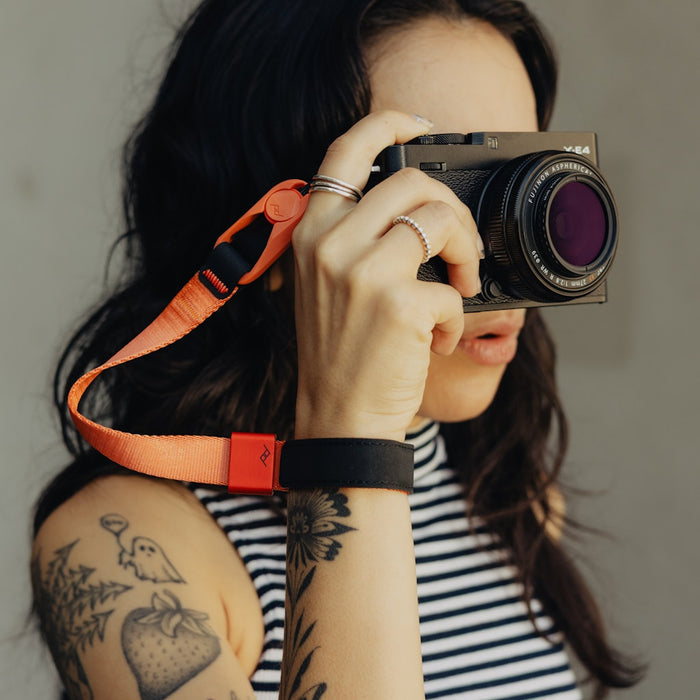 Secure your camera with the Peak Design Cuff Wrist Strap, featuring an Anchor Link system, auto-tightening loop and 20–29 cm adjustable fit. Strong to 90 kg.