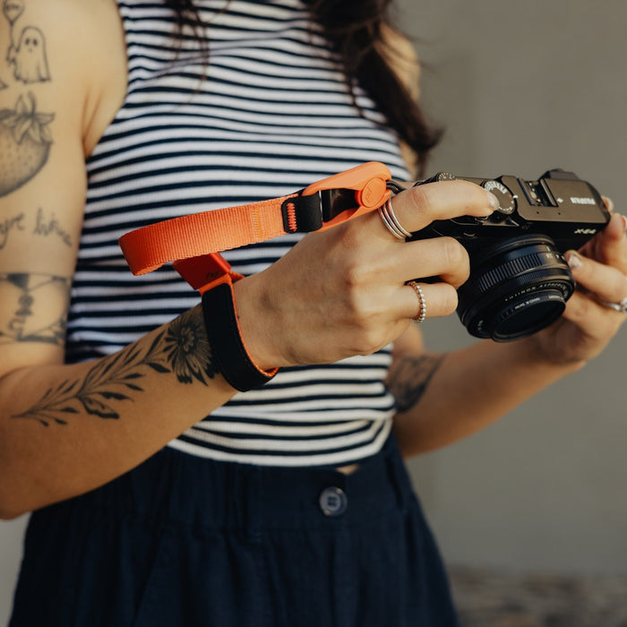 Secure your camera with the Peak Design Cuff Wrist Strap, featuring an Anchor Link system, auto-tightening loop and 20–29 cm adjustable fit. Strong to 90 kg.