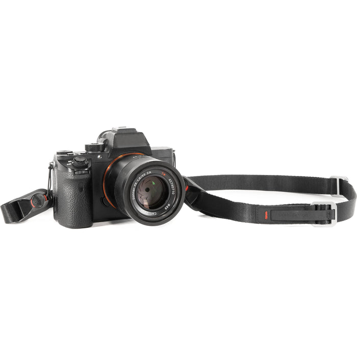 Peak Design Leash ultralight black camera strap, adjustable 83-145 cm, strong nylon webbing, quick-connect anchors rated for 90kg, versatile as sling, neck strap, safety tether, or video stabilizer.