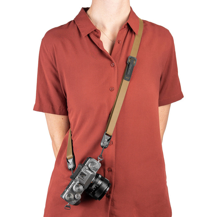 Peak Design Leash camera strap in Coyote color, adjustable length 83-145 cm, ultralight nylon webbing with leather accents, quick-release anchors rated for 90kg, versatile for sling, neck, shoulder, or cross-body use.