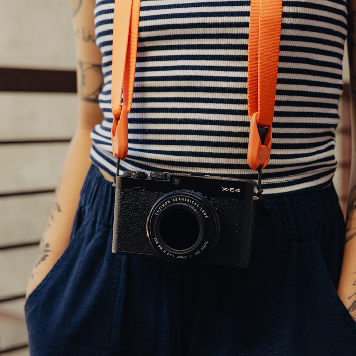 Lightweight Peak Design Leash camera strap with quick-adjust aluminium hardware, 83–145 cm length and 90 kg anchor strength - ideal for minimalist photography.