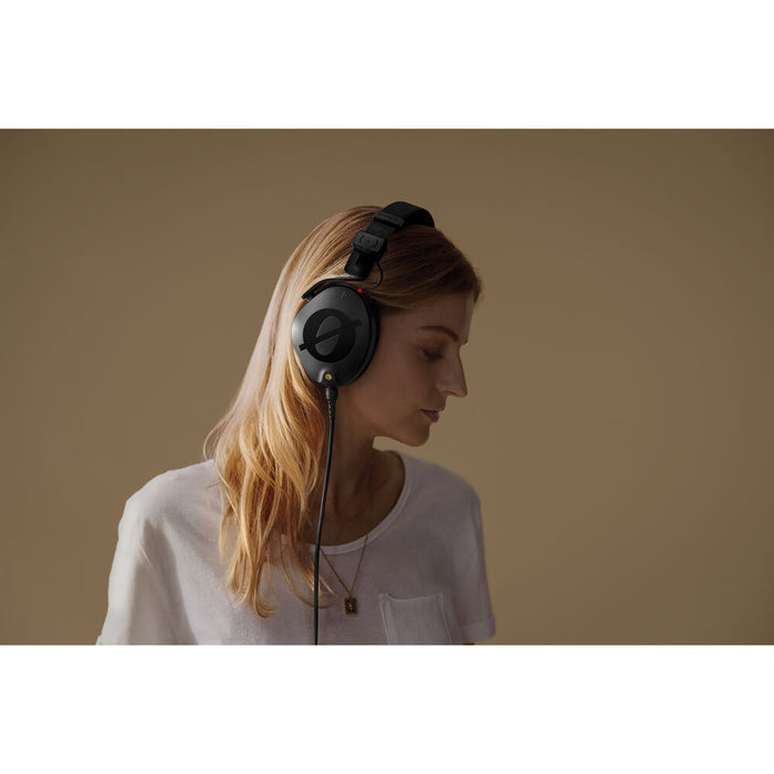 Connect a Black RODE NTH 1.2m Cable to the NTH-100 Professional Headphones. Features a 3.5mm TRS connection, 1.2m length and locking connector.
